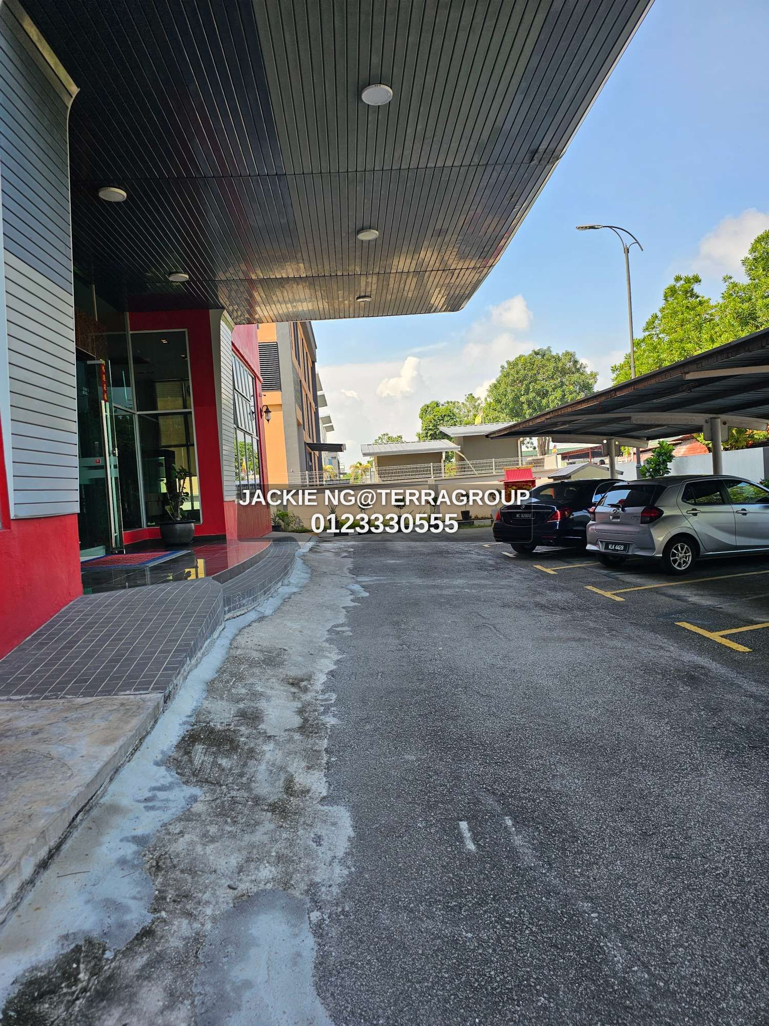 high Ceiling Warehouse & Office thumbnail 4