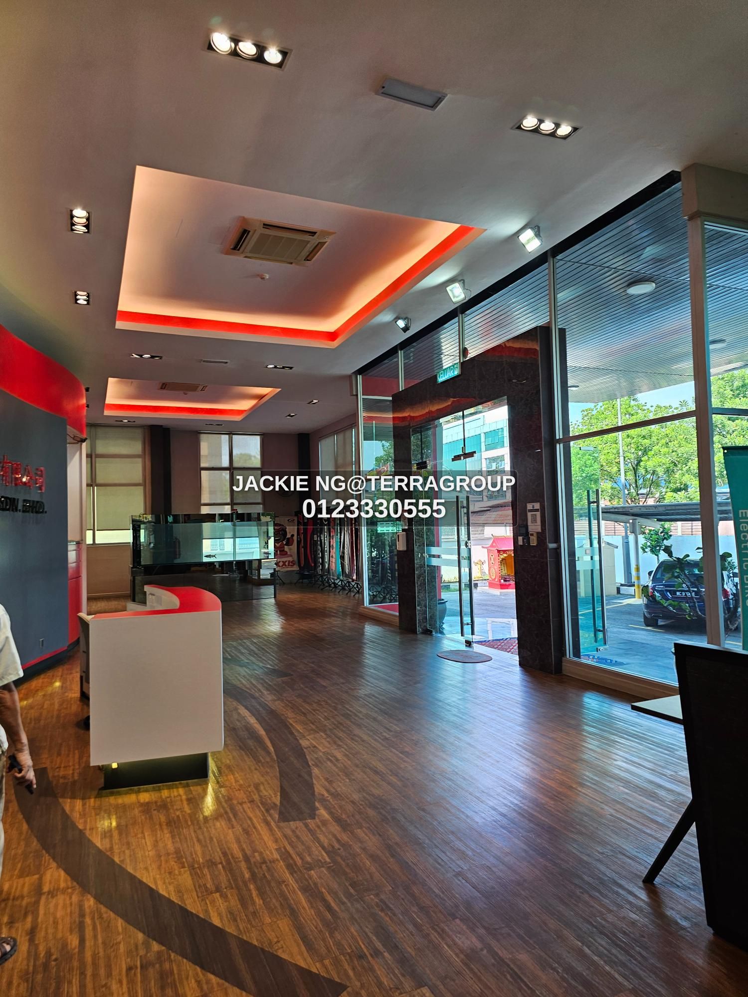 Warehouse with 50 ft ceiling height