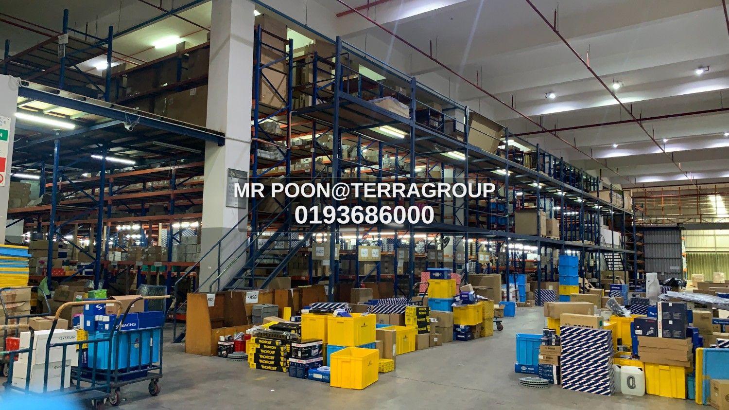 Warehouse with multi level platform and racking image 3